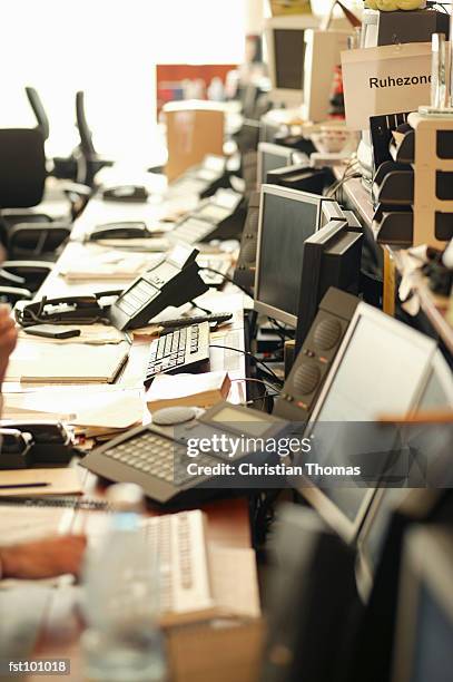 cluttered workspace in an office - rock for recovery benefit concert at the fonda theatre with kings of chaos stockfoto's en -beelden