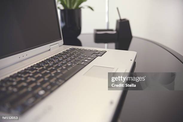 laptop computer on office table - stella stockfoto's en -beelden