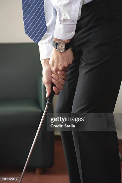 man holding golf club - standing with hands on knees imagens e fotografias de stock