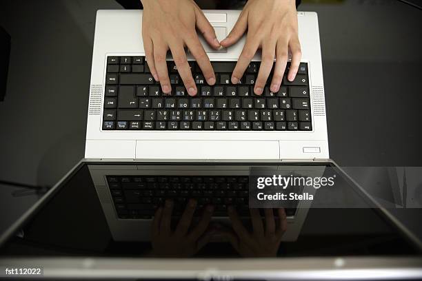 woman typing on laptop keyboard - stella stockfoto's en -beelden