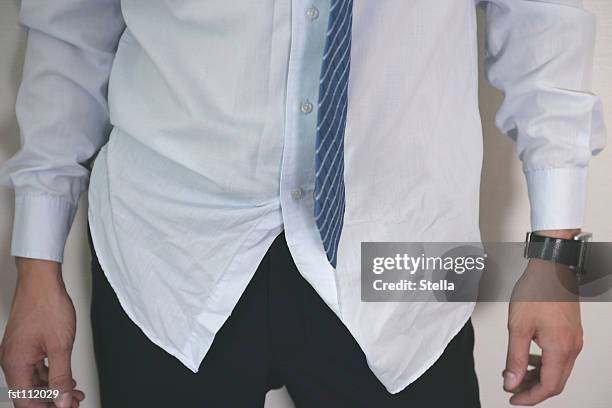 man wearing wrinkled shirt and tie - stella stock-fotos und bilder