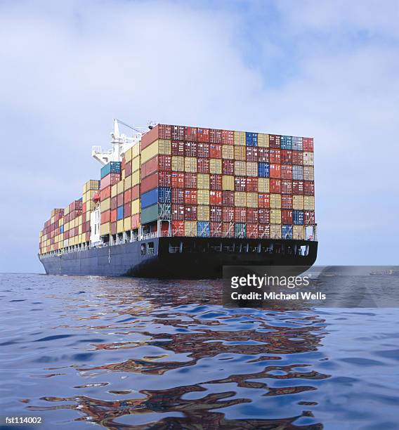 cargo ship transporting containers - barge fotografías e imágenes de stock