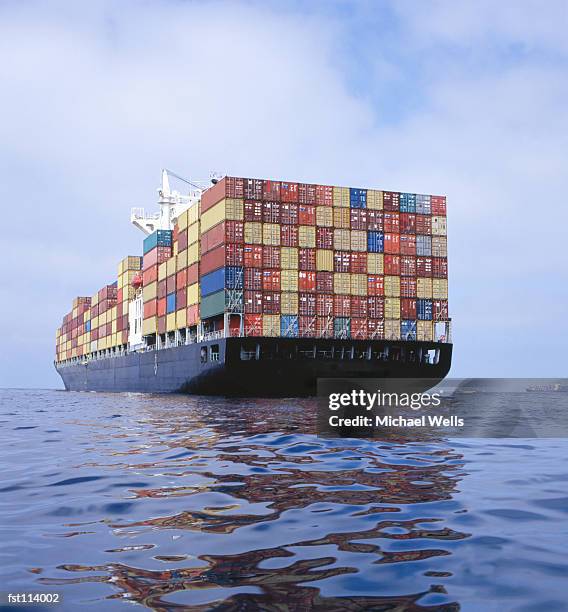 cargo ship transporting containers - barge 個照片及圖片檔
