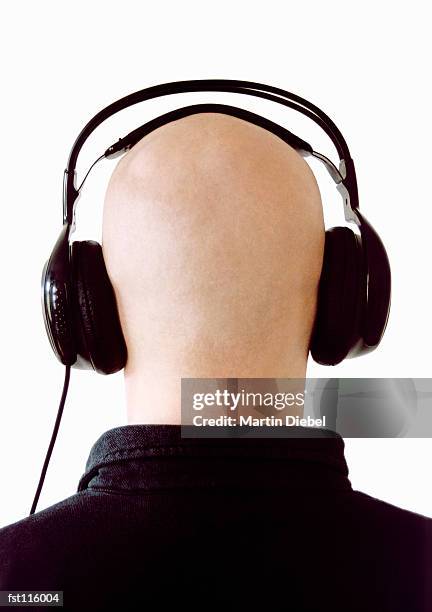 rear view of man wearing headphones - shaved-buzz-cut-back-of-head photos et images de collection