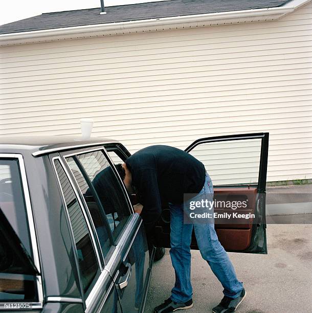 Man Leaning Into Station Wagon, 照片檔