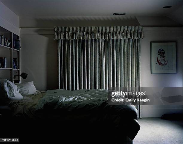 bedroom with closed curtain - bedroom no people imagens e fotografias de stock