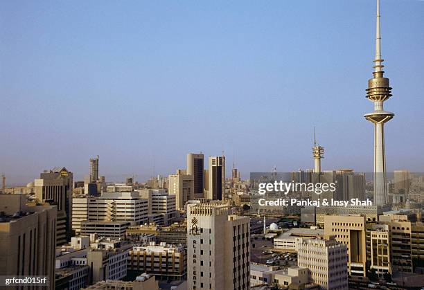 kuwait city & the liberation tower - liberation tower stock-fotos und bilder