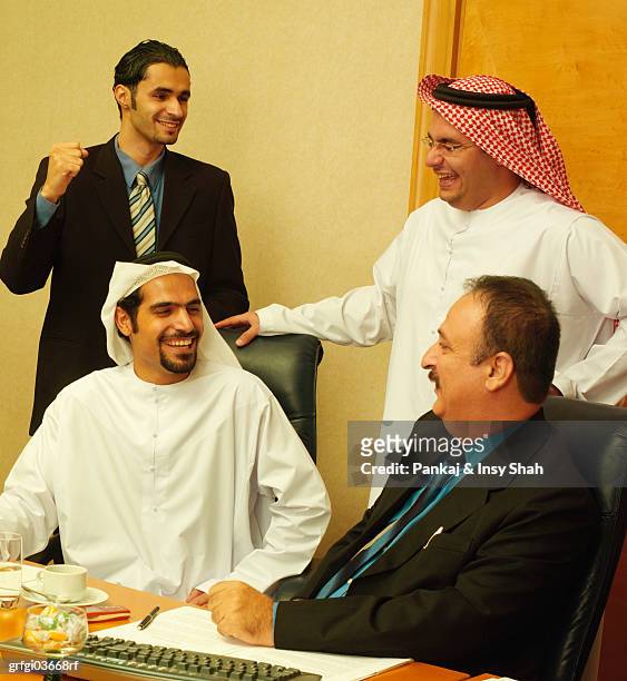 businesspersons talking - shah stock-fotos und bilder
