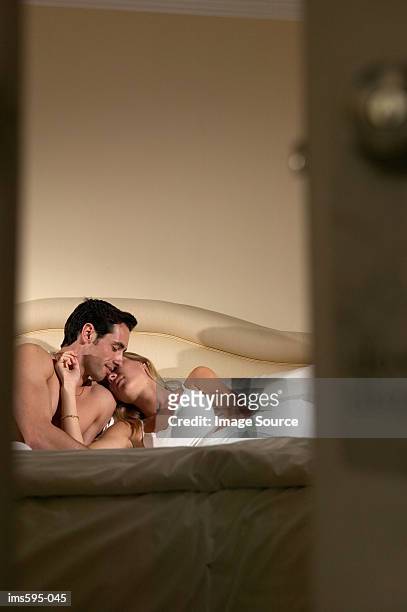couple kissing in bed - couple and kiss and bedroom - fotografias e filmes do acervo