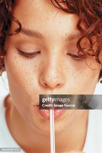 portrait of girl - saugen mund benutzen stock-fotos und bilder