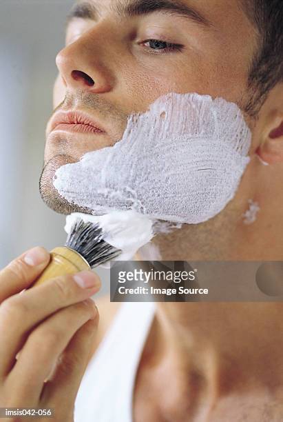 aplicación de espuma afeitarse - shaving brush fotografías e imágenes de stock