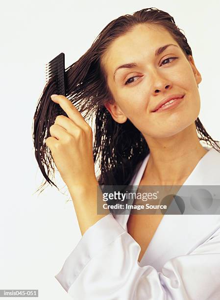peinar cabello - cabello mojado fotografías e imágenes de stock