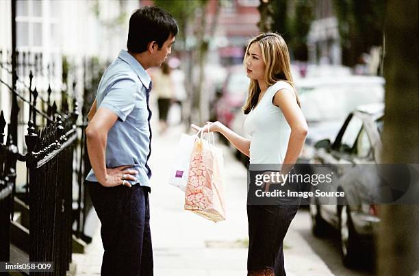 couple in discussion - asian couple arguing stockfoto's en -beelden