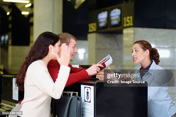 problemas en el mostrador de check-in - quejándose fotografías e imágenes de stock