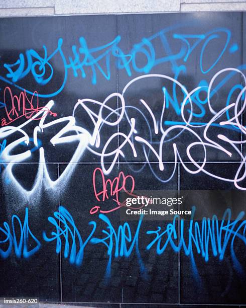 graffiti on wall - vandalisme stockfoto's en -beelden