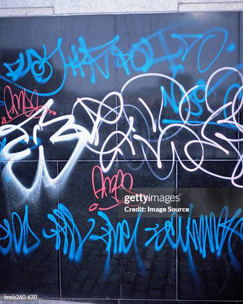 graffiti on wall - vandalism 個照片及圖片檔