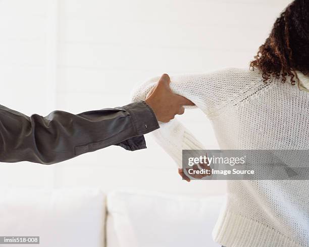 young couple having a row - violence photos et images de collection