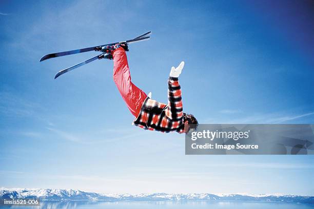 skifahrer in der luft - freestyle skiing stock-fotos und bilder