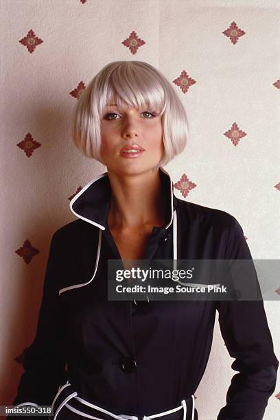 sixties fashion model - frau blond perücke stock-fotos und bilder