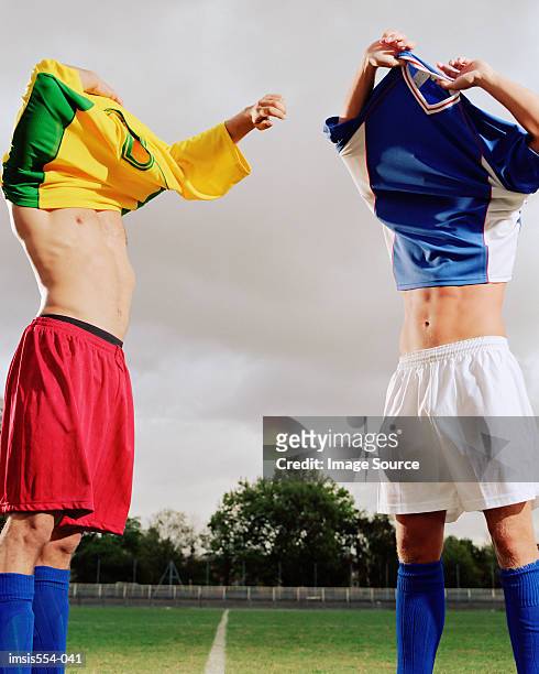 calciatori scambiare t-shirt - divisa sportiva foto e immagini stock