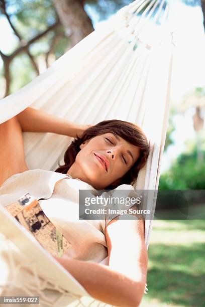 femme endormie dans un hamac - woman hammock photos et images de collection