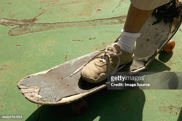 foot on broken skateboard - broken skateboard stockfoto's en -beelden