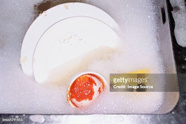 dishes soaking in soapy water - fregadero fotografías e imágenes de stock