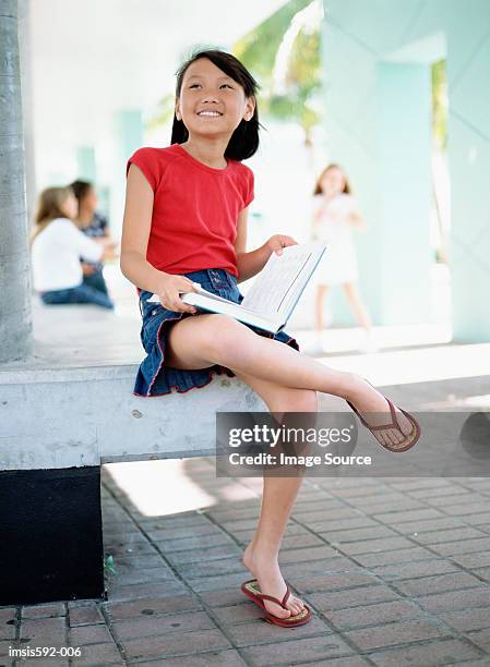 ragazza sorridente con libri di testo - is592 foto e immagini stock
