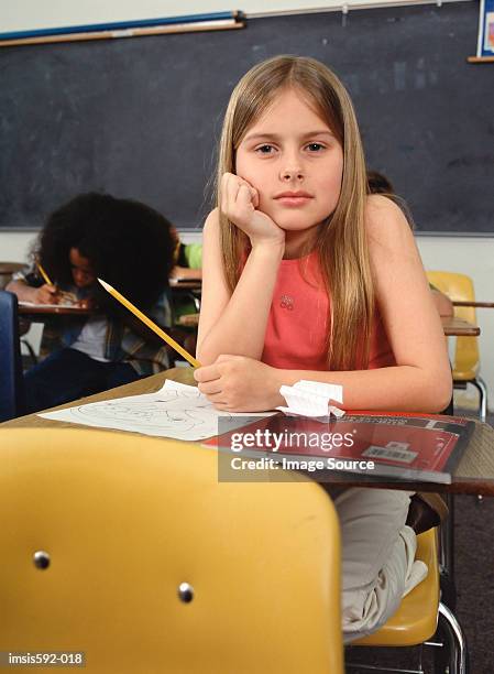 ragazza seduta in aula - is592 foto e immagini stock