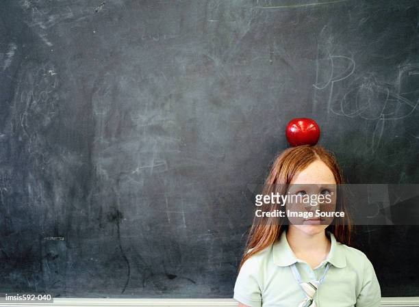 femminili bilanciamento una mela sulla sua testa - is592 foto e immagini stock
