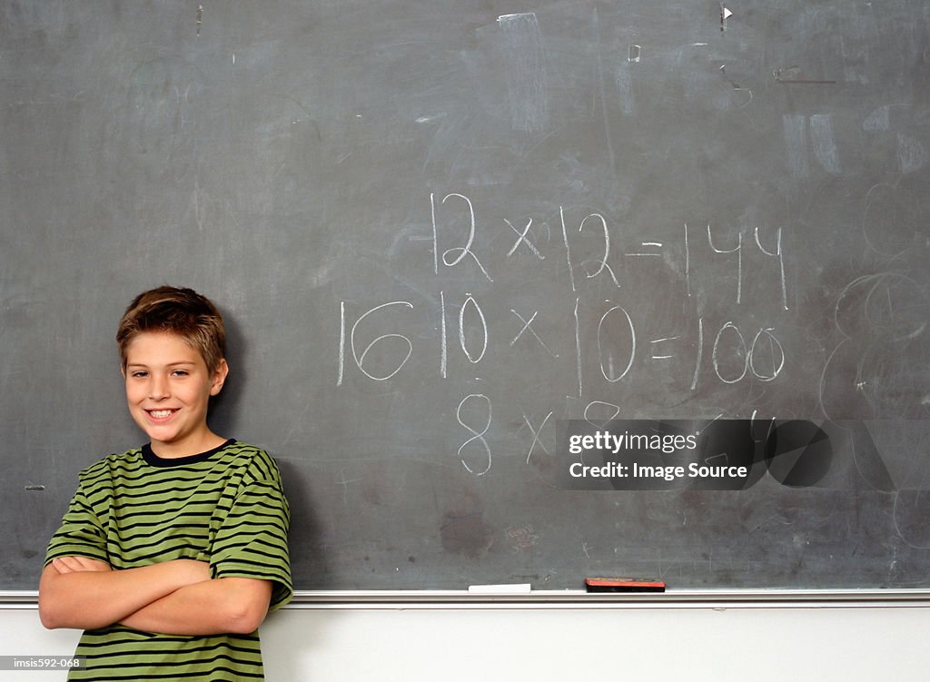 Jungen stehen in der Nähe von blackboard