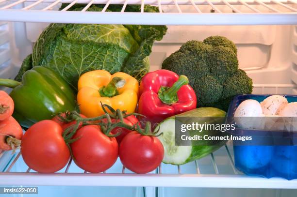 refrigerator full of vegetables - kühlschrank stock-fotos und bilder