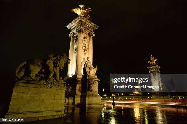 columns by statues - bridge architecture up close night stock pictures, royalty-free photos & images