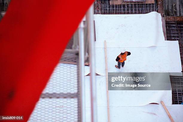 aerial view of a building site - aerial view construction workers photos et images de collection