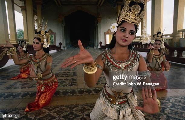 national ballet performing ancient apsara dance at royal palace pagoda, front view, phnom penh, cambodia - カンボジア文化 ストックフォトと画像