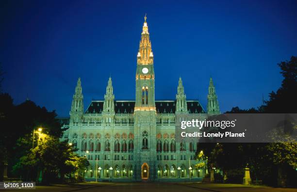 town hall (rathaus) at night. - vienna city hall - fotografias e filmes do acervo