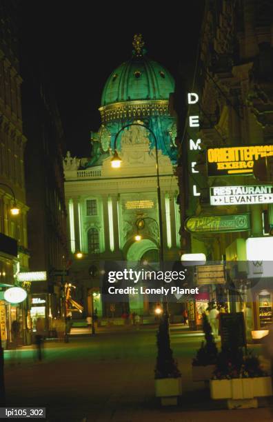 kohlmarkt and dome of st michaels at night. - kohlmarkt street fotografías e imágenes de stock