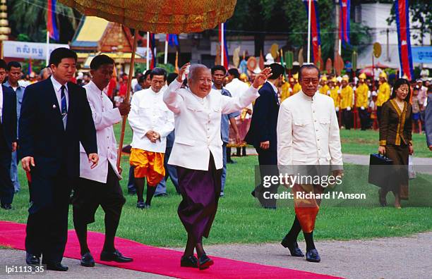 king sihanouk greeting the crowd at chat preah nengkal (royal ploughing ceremony), phnom penh, cambodia, south-east asia - norodom sihanouk stockfoto's en -beelden