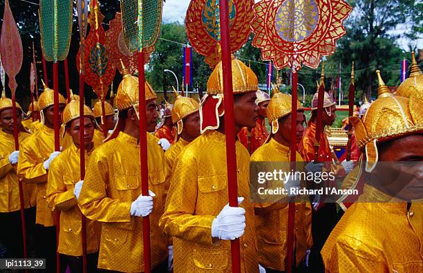 palace guards at chat preah nengkal (royal ploughing ceremony), phnom penh, cambodia, south-east asia - eleganter handschuh stock-fotos und bilder