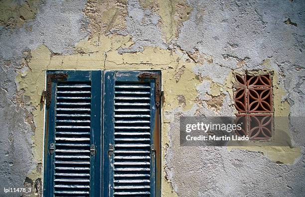 weathered house with shutters at bastoni marco polo, alghero, sardinia, italy, europe - bastoni stock-fotos und bilder