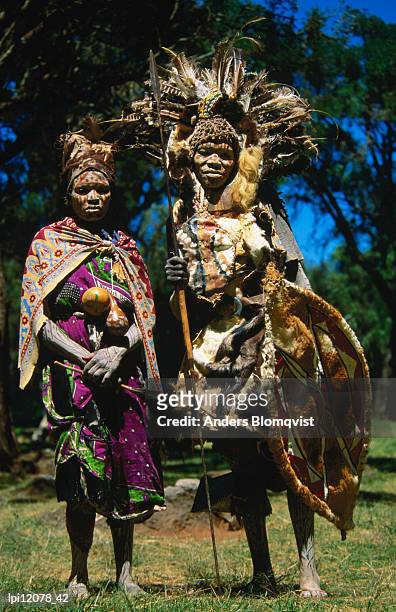 kikuyu witch doctor and his assistant, front view, nyahururu, kenya - tribu de áfrica oriental fotografías e imágenes de stock