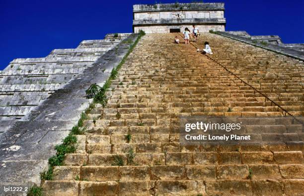 people on stairs of el castillo at chichen itza. - esel fotografías e imágenes de stock