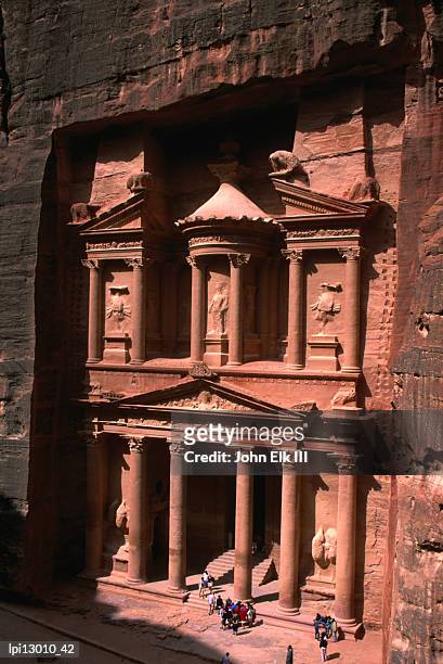 high angle view of el khasneh (the treasury), petra, jordan - esel fotografías e imágenes de stock