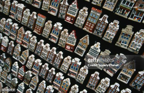 canal house souvenirs for sale, amsterdam, netherlands - lonely planet collection stock-fotos und bilder