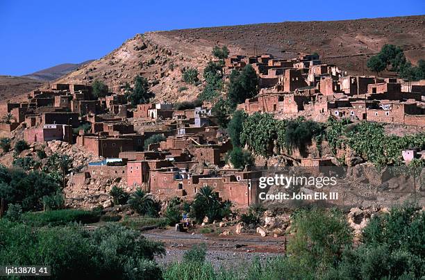 village in the nfiss gorge on the tizi-n-test highway, toubkal national park, morocco - toubkal photos et images de collection
