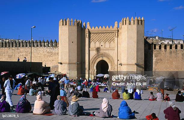 people gathered in front of bab el mahrouk gate in old fes (fes el bali), fes, morocco - africain stockfoto's en -beelden