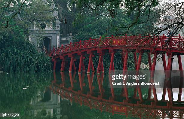 huc bridge reflected in still waters of hoan kiem lake, hanoi,  vietnam, south-east asia - hoan kiem lake photos et images de collection