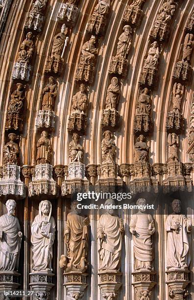 detail of western doorway of mosteiro de santa maria da vitoria, batalha, portugal - estremadura fotografías e imágenes de stock