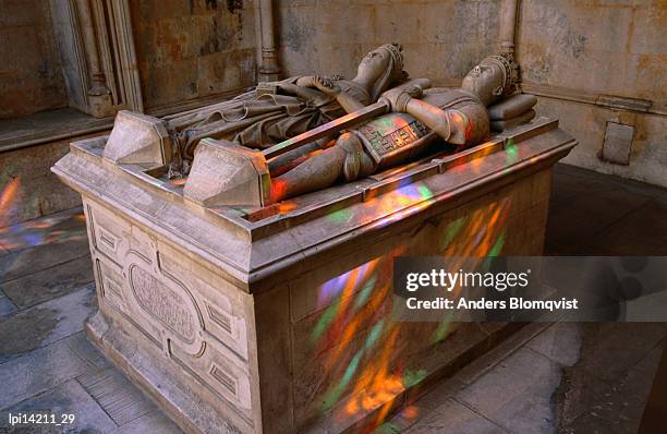 dom duarte and queen leonor of aragon's tomb in capelas imperfeitas, mosteiro de santa maria da vitoria, batalha, portugal - capelas stock pictures, royalty-free photos & images
