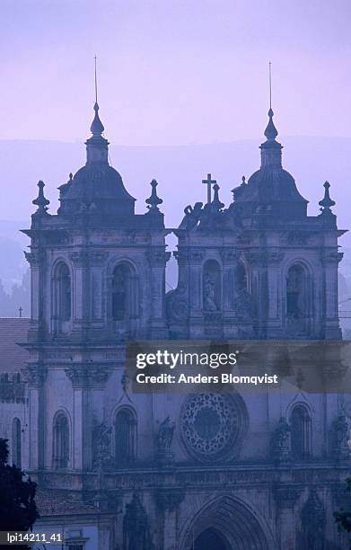 mosteiro de santa maria de alcobaca at sunrise, low angle view, alcobaca, portugal - estremadura fotografías e imágenes de stock